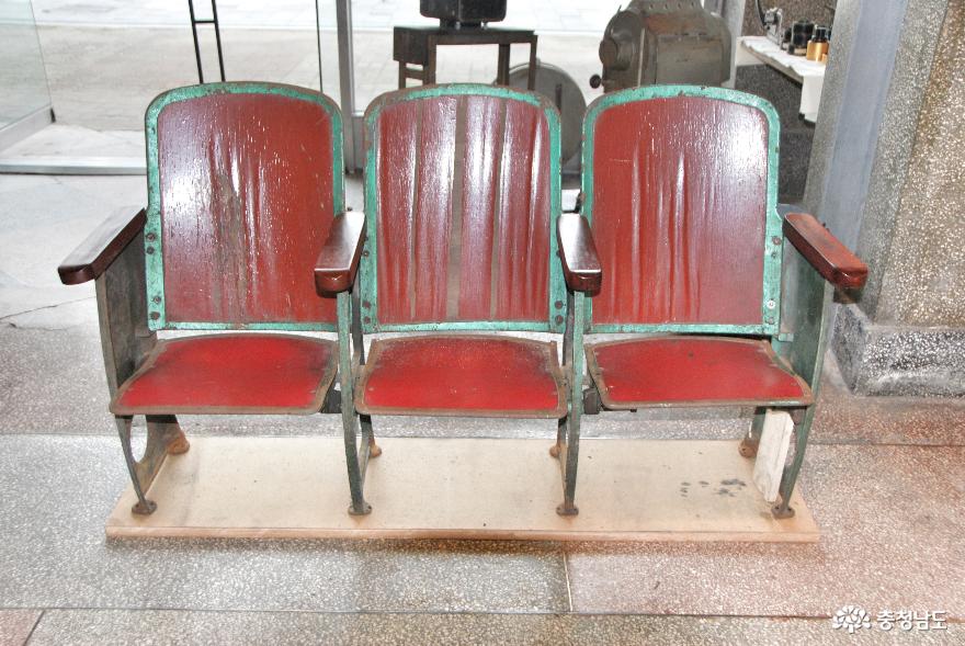 2020년, 14년 만에 문을 연 극장 '원주아카데미'의 추억의 의자