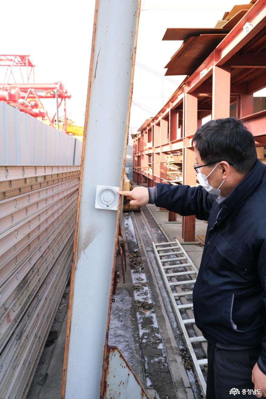 공장관계자는 기울어진 기둥에 계측기를 설치해 매일 체크하고 있다고 한다.