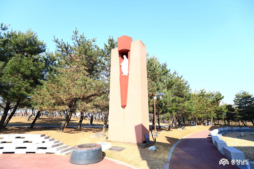 기념관 왼쪽 상징탑