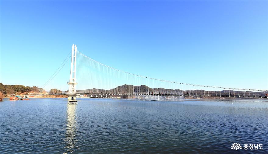 '한국관광 100선'에 오른 예당호 출렁다리와 분수쇼