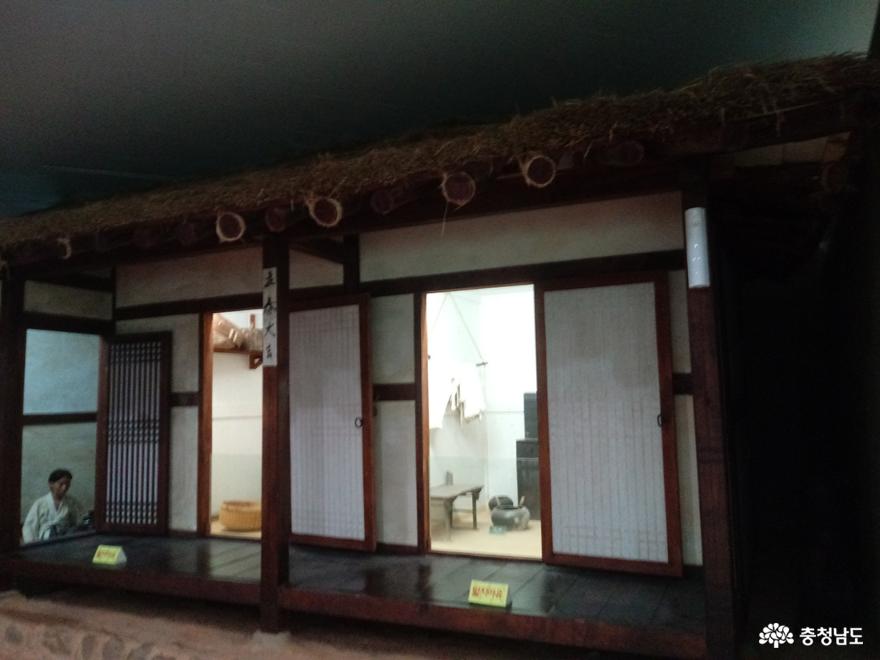 조선시대 집 모양을 재현한 고남패총박물관 내부 모습