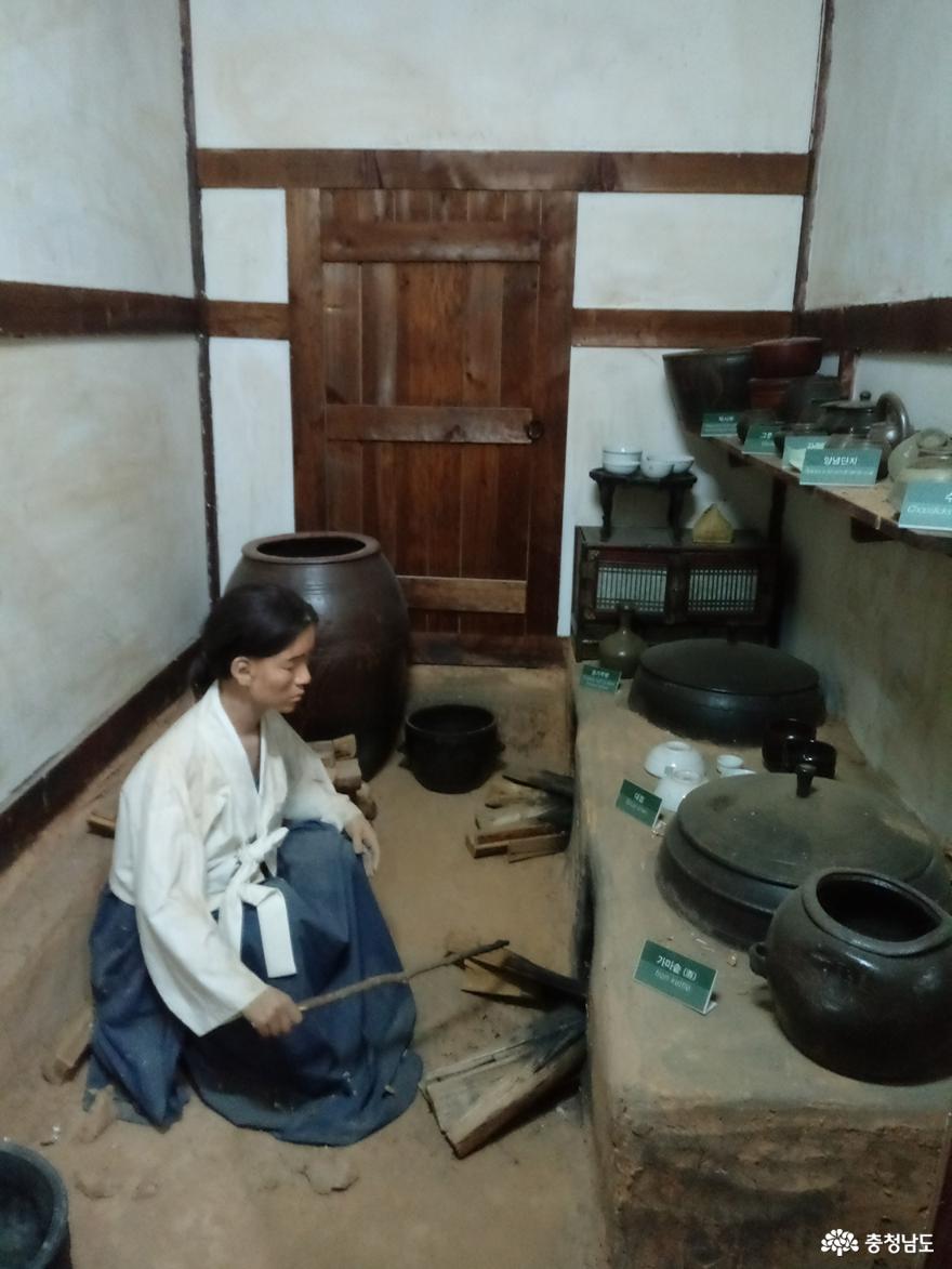 조선시대 주방의 모습을 재현한 고남패총박물관 내부 모습