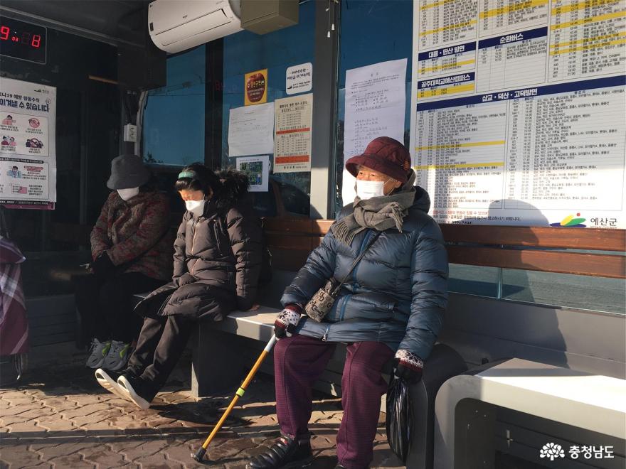 예산군, 환절기와 겨울철에도 따뜻한 버스승강장 발열의자 ‘큰 호응’ 사진