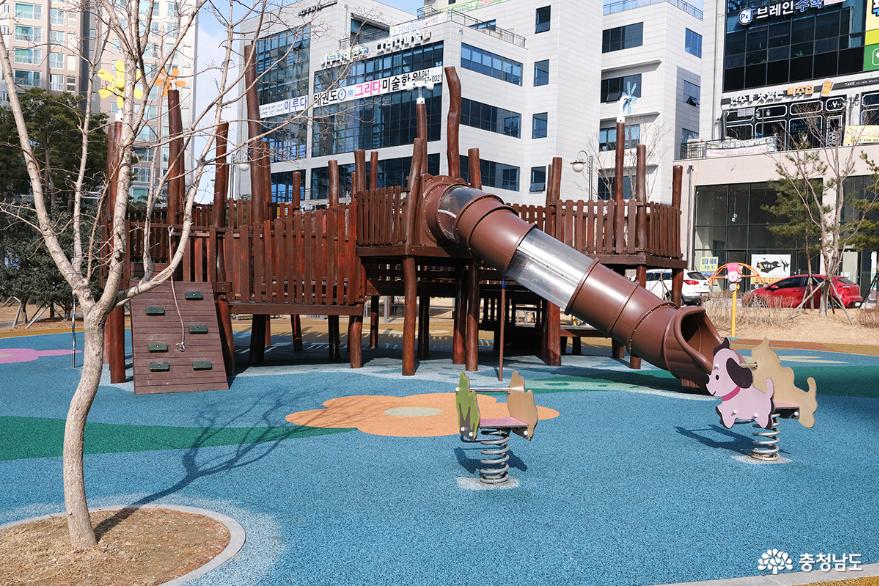 조성된지 오래되지 않은 기지시리 아파트 지역의 한 어린이 공원. 보통 우리가 생각하는 어린이 공원의 모습이다. 복운어린이공원과는 너무 다른 모습.