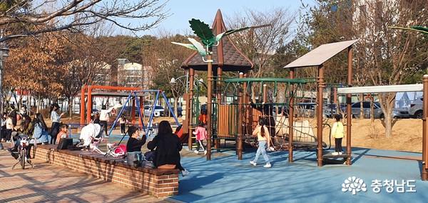 ▲ 주말을 맞은 20일 오후 성큼 다가온 봄을 만끽하려는 주민들로 당진 수변공원이 붐비고 있다.