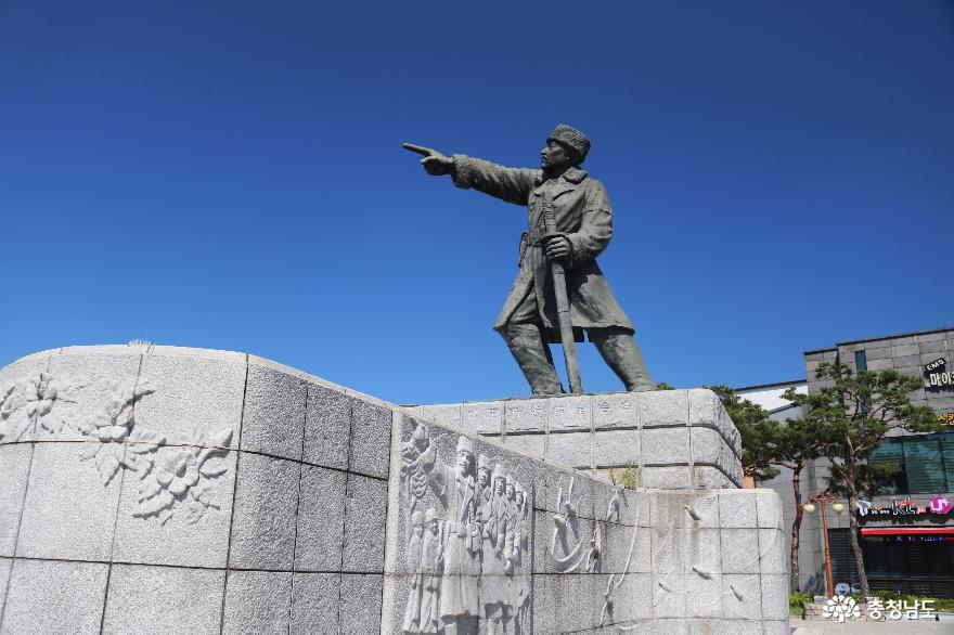 홍성 장군상 오거리에 세워진 김좌진 장군 동상