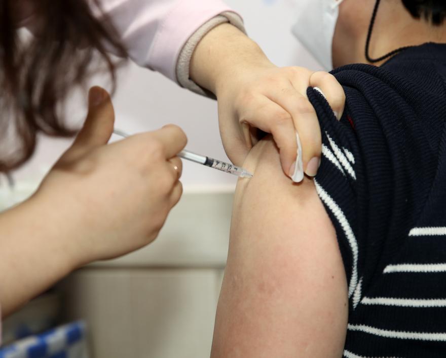 사진은 지난달 26일 태안군보건의료원 예방접종실에서 요양보호사가 코로나19 백신인 아스트라제네카 백신 예방접종을 받고 있다.
