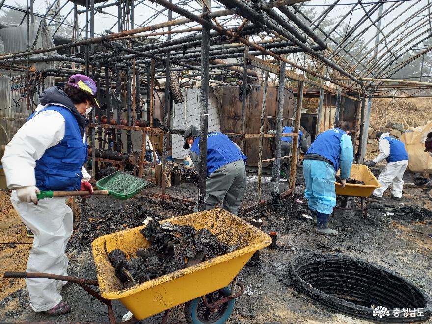 화재 난 회원집서 잔해제거 작업 펼친 바살위원들