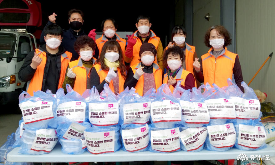 자원봉사 손으로 되살아난 폐아이스팩… 재래시장 노점상에 전달