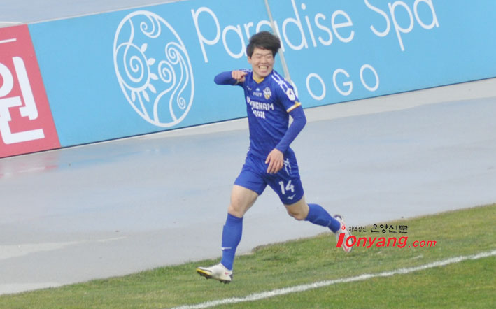 김인균이 팀의 세번째골을 넣고 기버하고 있다.
