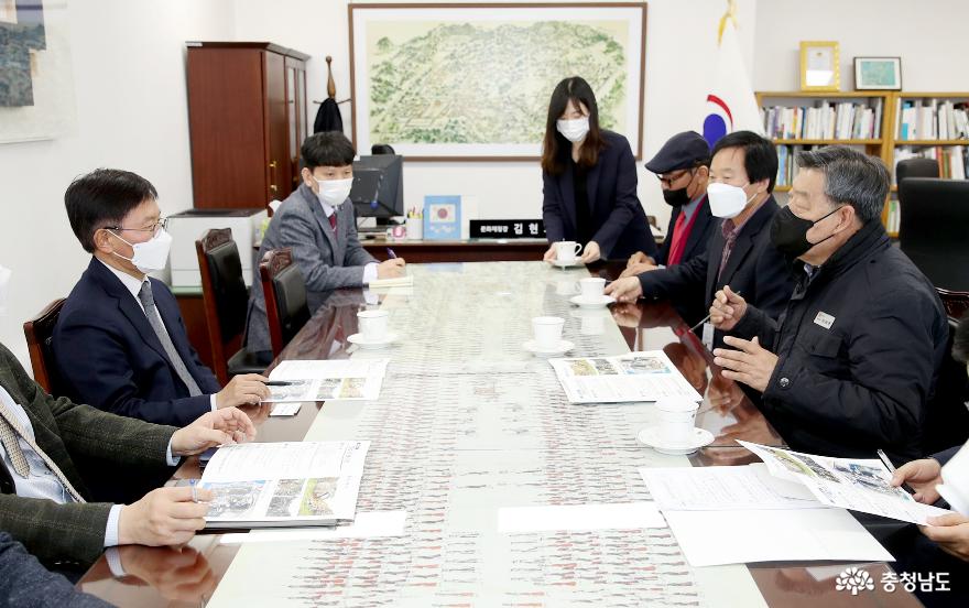 지난달 23일 정부대전청사를 찾아 김현모 문화재청장을 만난 자리에서 국방과학연구소 내 안흥진성의 토지 반환 필요성을 설명하고 있다.