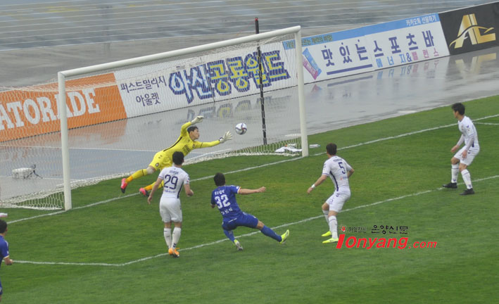 충남아산 김원석의 헤딩슛은 경남 골키퍼 황성민의 선방에 걸렸다.