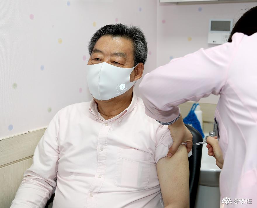 사진은 지난 5일 태안군보건의료원 예방접종실에서 코로나19 백신 아스트라제네카를 접종하고 있는 가세로 군수.