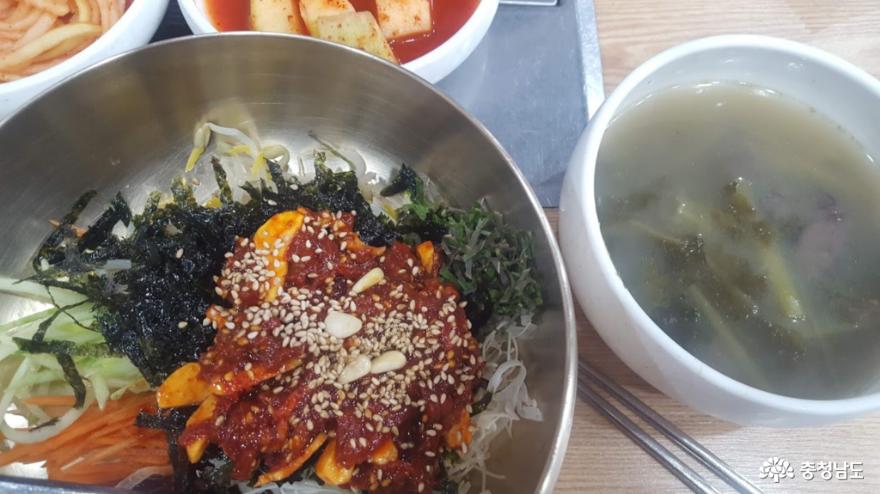 채쳐진 알밤 씹히는 맛과 재미, 알밤육회비빔밥