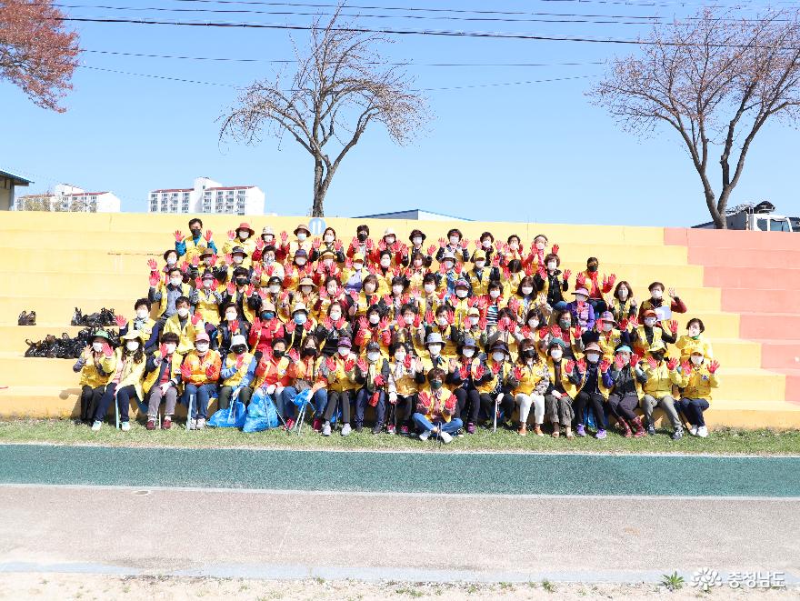 ㈔대한적십자청양지구협의회(회장 정영순) 회원들이 지난 7일 백세공원에 모여 환경정화 봉사활동을 펼쳤다.