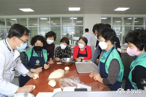 신성대 제과제빵과 박지양 교수(왼쪽)가 참가자의 앙금빵 만들기를 돕고 있다.