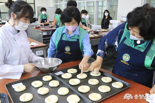 신성대 주형욱 교수(맨왼쪽)의 식빵 반죽 만들기 시범에 참가자들이 집중하고 있다.