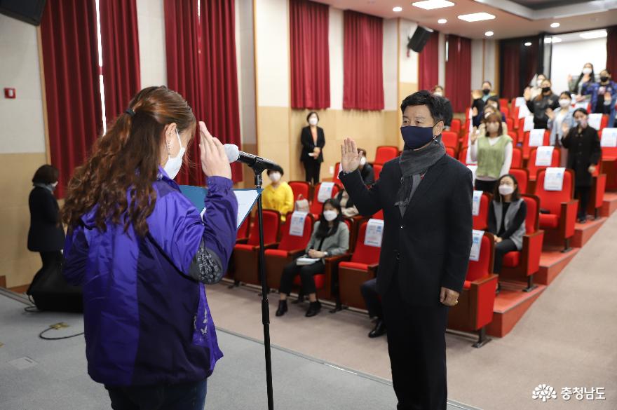 한국어교육 김영미 교육생대표(왼쪽)가 이재철 센터장에게 배움 관련 내용이 담긴 선서를 하고 있다.