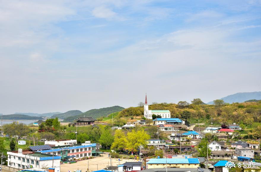 충청수영성 남서치성에서 바라본 오천교회, 오천초등학교