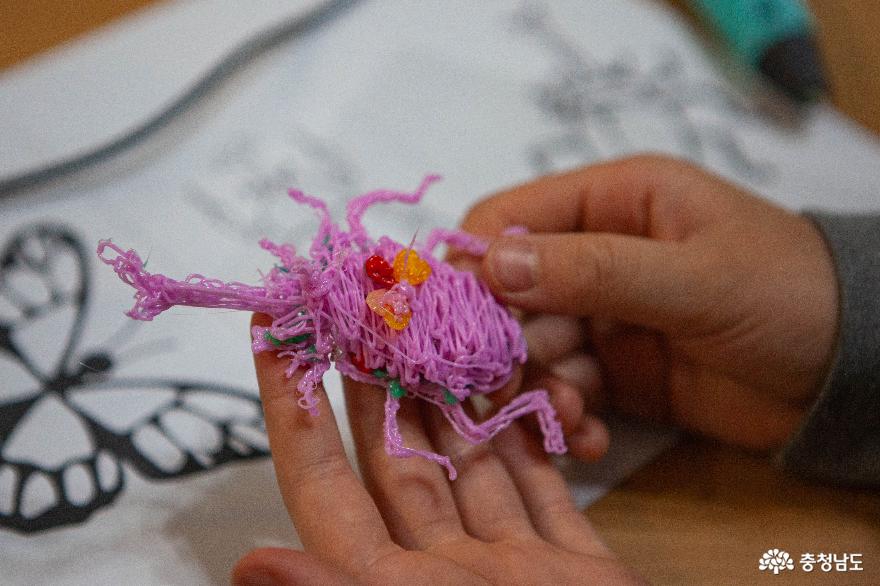 살아있는 곤충을 관찰한 후 3D 펜으로 그려보는 과학체험활동 사진