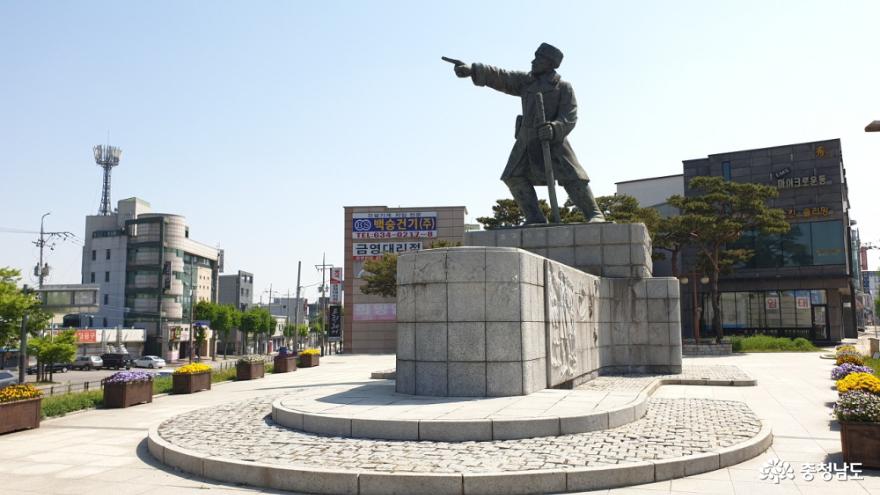 김좌진 장군 동상