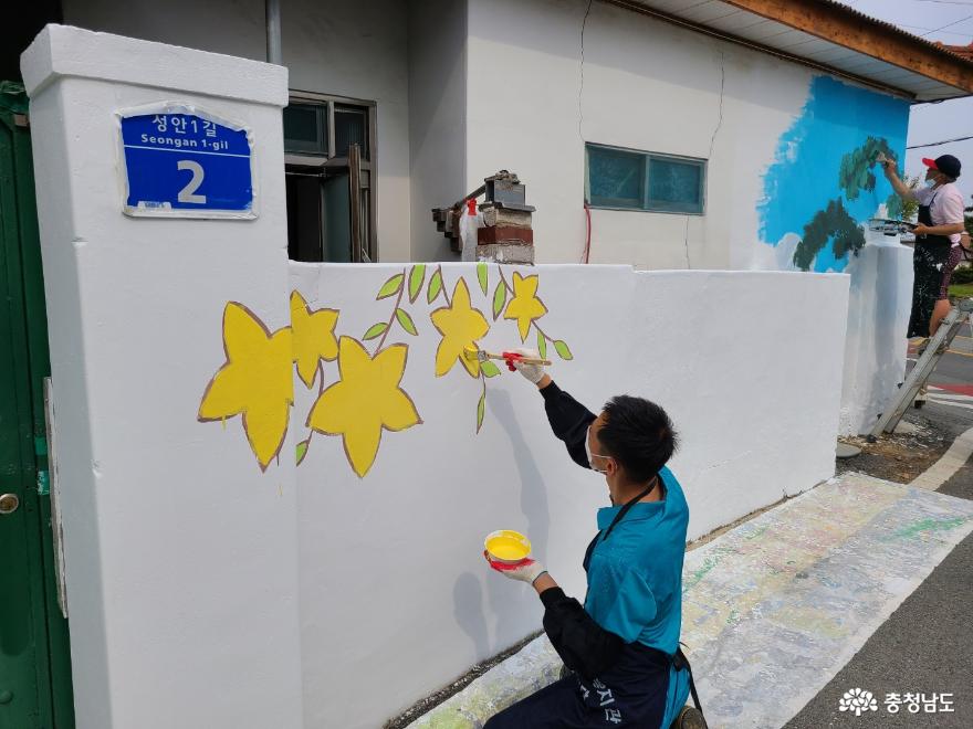 사진은 지난 13일과 14일 태안읍 성안길에 위치한 장애인 가정에서 벽화 나눔 봉사활동을 펼치고 있다.