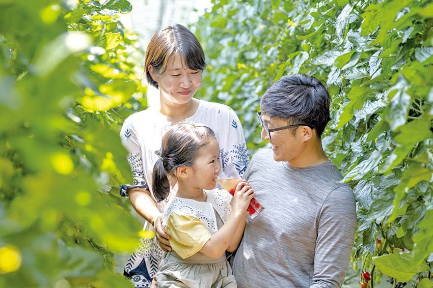송재필·김성희씨 부부가족이 방울토마토 농장에서 아이와 함께 즐거운 시간을 보내고 있다.