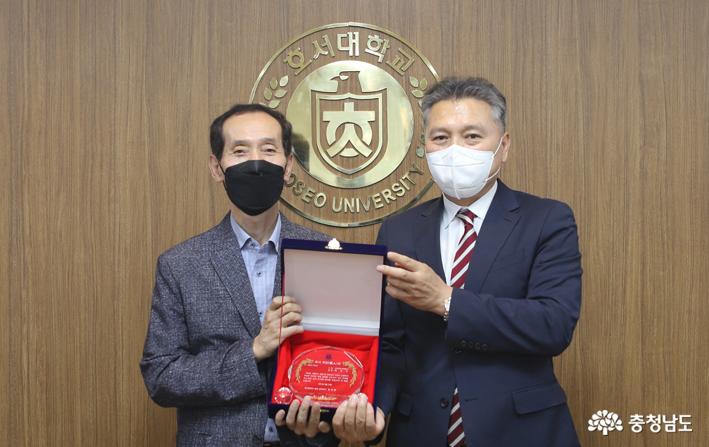 박진수 기사(왼쪽)와 호서대학교 김대현 총장