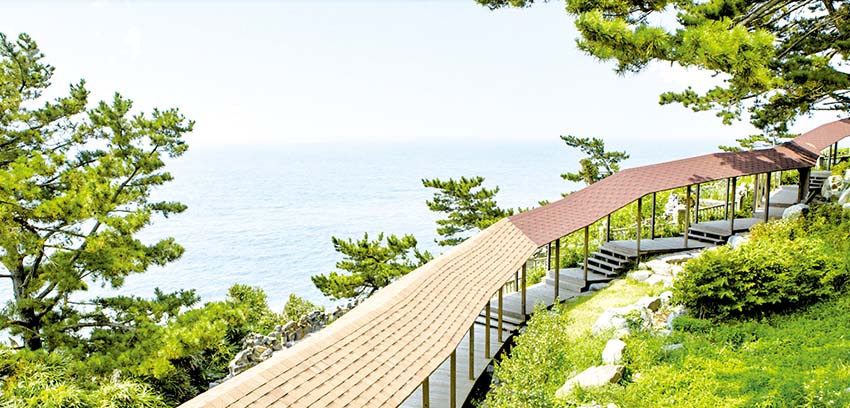 세계에서 가장 긴 지붕형 회랑은 무더운 여름에도 해변 일주를 할 수 있는 그늘이 돼준다.
