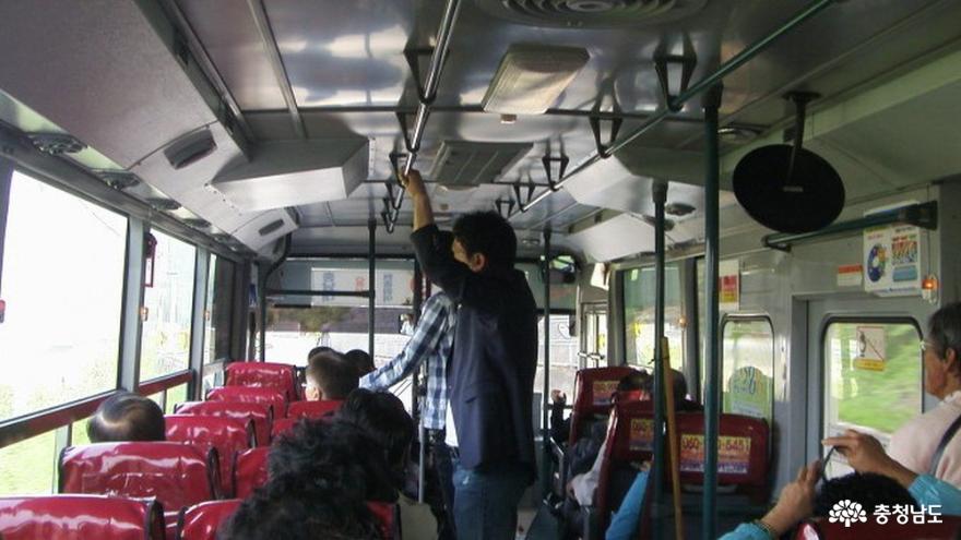 시내버스에서 서서 가는 승객 모습