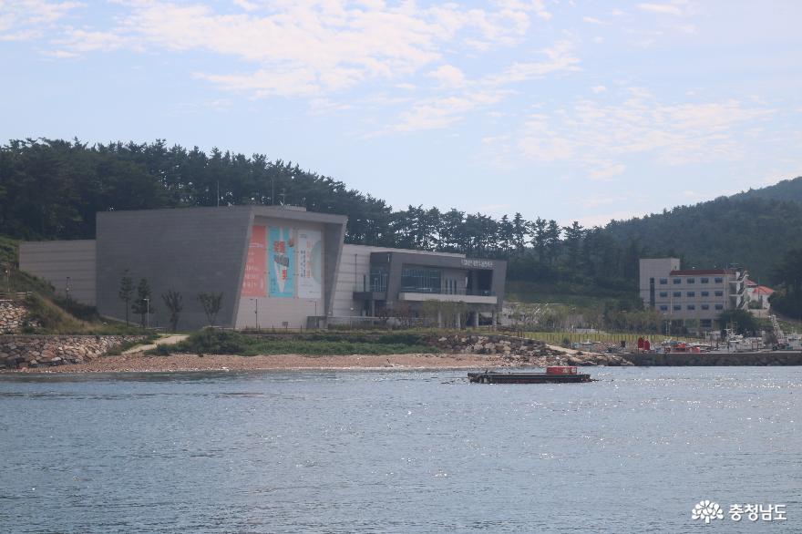 안흥항에서 바라본 국립태안해양유물전시관