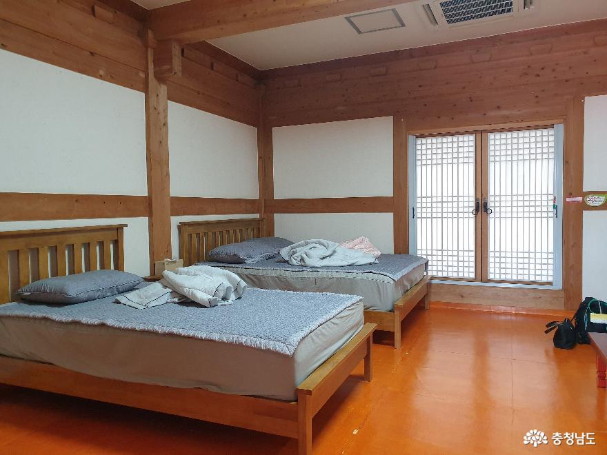 공주한옥마을 나루관의 방 중에는 3인용 침대방도 있다.