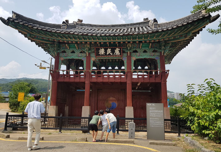 조선 시대의 아산군 관아 입구에 세워졌던 여민루(충청남도 시도유형문화재 제17호 )를 촬영하고 있는 학생들