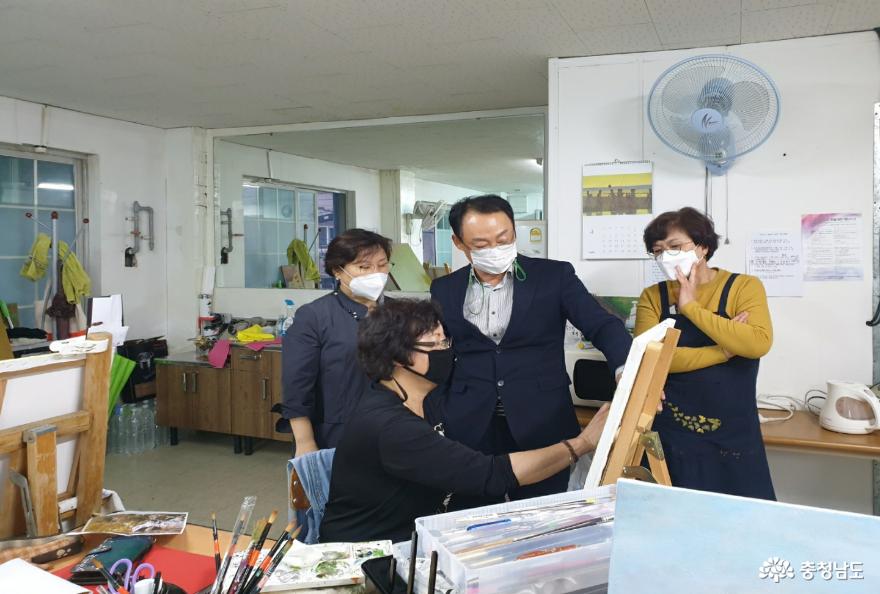 류영석 선생님과 예성그림반 회원들의 수업 장면