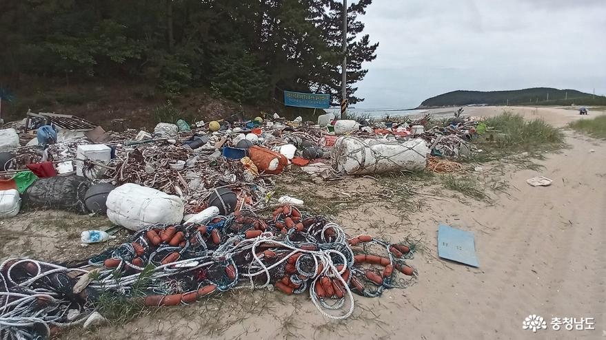 원산도 주민들이 주변에서 모아 놓은 소록도 쓰레기장