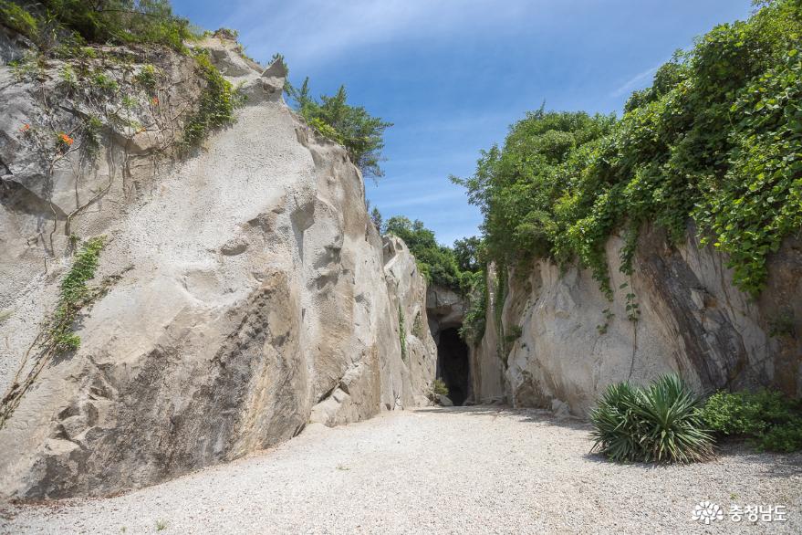 천수관음상을 모신 반야사의 동굴법당 사진