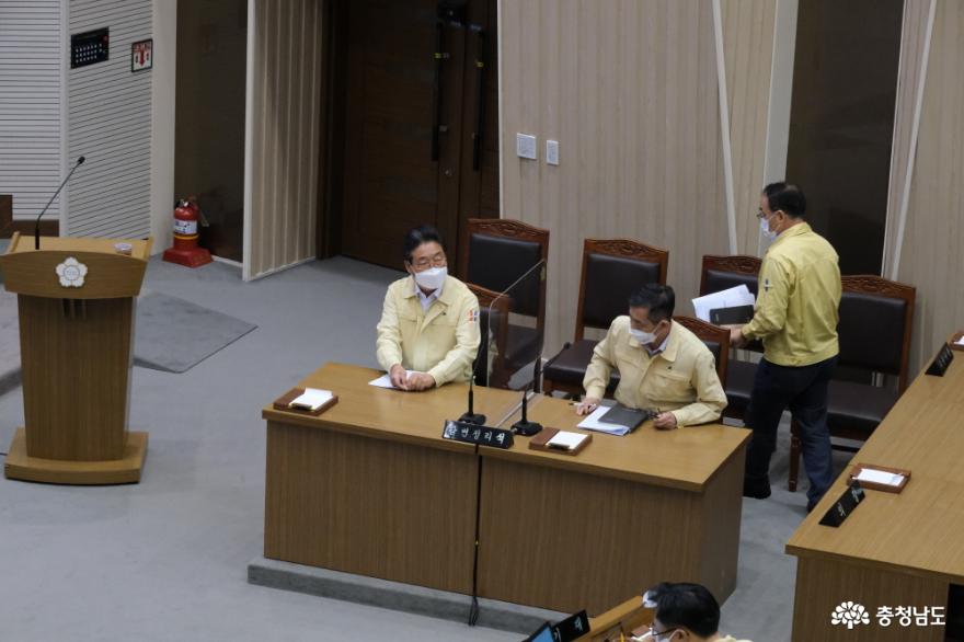 시의회로부터 출석요구를 받아 답변석에 자리하고 있는 김홍장 시장(사진 왼쪽)과 시청 국장들(사진 오른쪽)의 모습. /사진=오동연 기자 