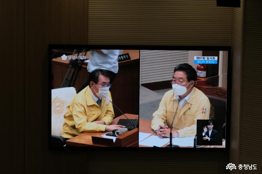 (사진왼쪽부터) 질의하는 이종윤 시의원과 김홍장 당진시장. /사진=오동연 기자 