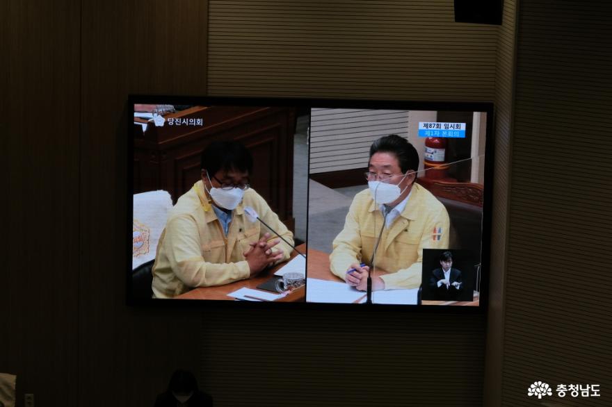 (사진 왼쪽부터)질의하는 조상연 의원과 김홍장 시장 /사진=오동연 기자 