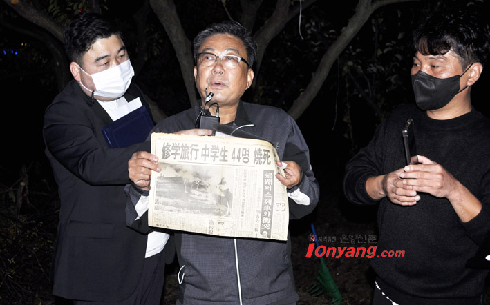 당시 사고 버스에서 극적으로 탈출하여 생존하신 김현철씨가 당시 사고를 보도한 신문을 보여주며, 그날의 참상을 들려주고 있다.