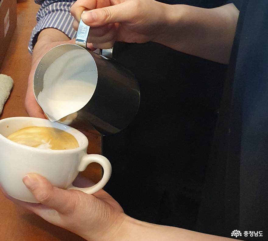 충남청년멘토육성지원사업단 천안 생활문화 소모임 '꽃 피워 봄: 커피가 좋아서' 처음으로 라떼 아트를 시도해 보는 순간