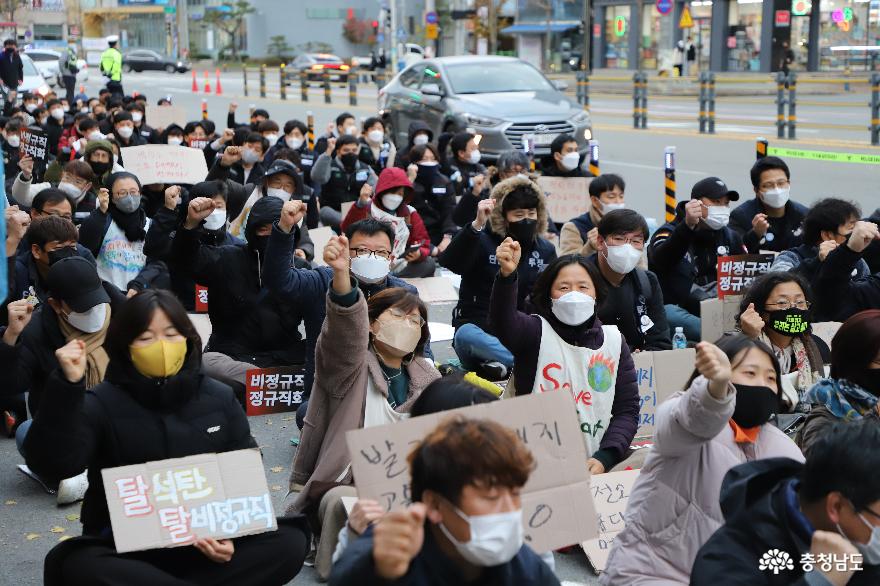탄소중립위원회 해체 요구한 노동자들… 태안 찾은 기후정의 버스