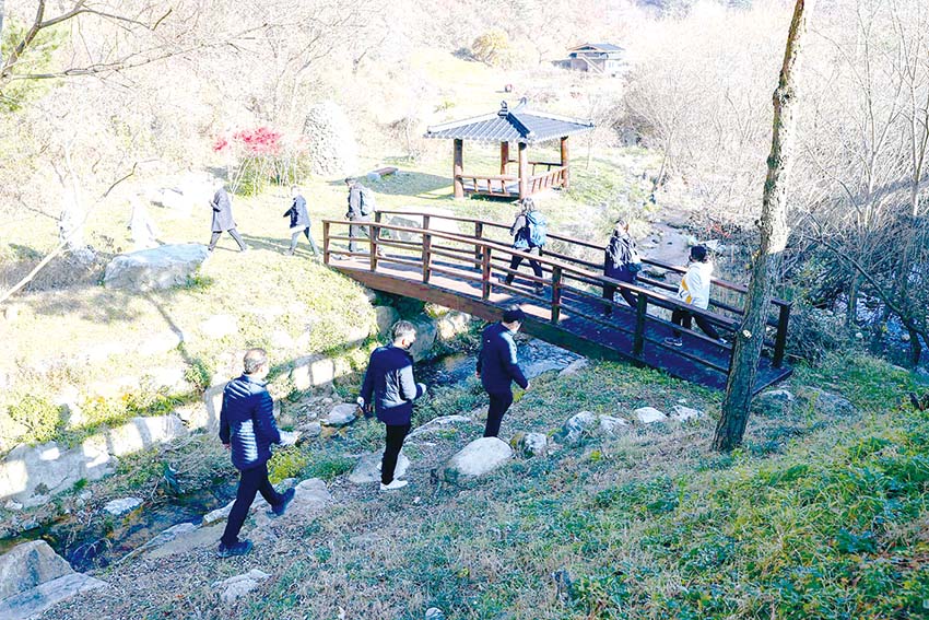 시민들이 내포문화숲길에서 산책을 하고 있다.