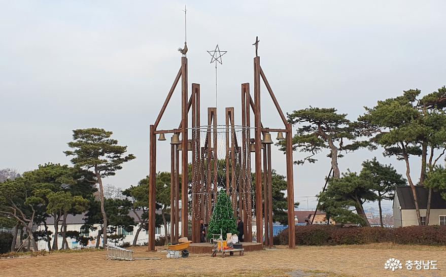 합덕성당 야외 종탑이 크리스마스 트리로 작식됐다.