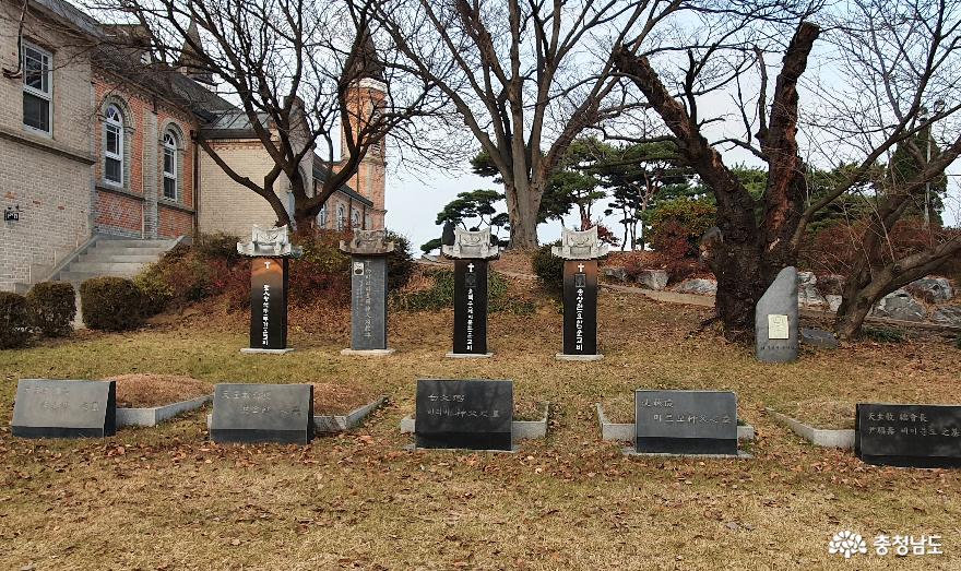 합덕성당 순교자와 성직자의 묘지. 