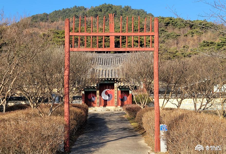 명재고택과 나란히 있는 노성향교 홍살문.
