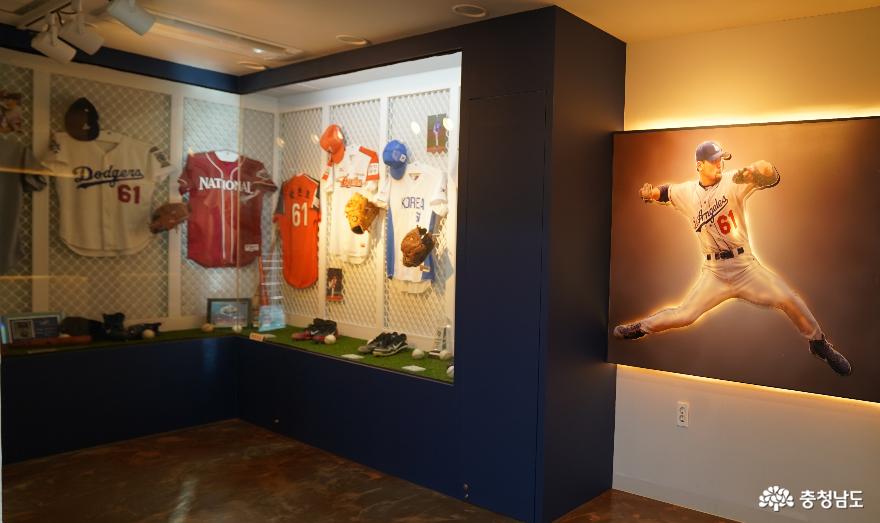 제1전시관에는 현역시절 박찬호 선수가 사용했던 유니폼을 비롯한 야구 용품이 전시돼 있다.