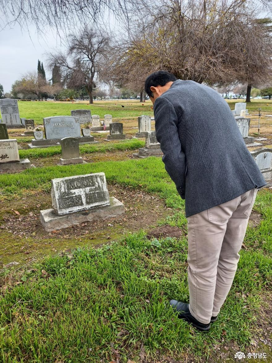 이수연 전 부군수가 미국 파크뷰 공동묘지에 안장돼 있는 우운 선생 묘소를 찾아 참배하고 있다.