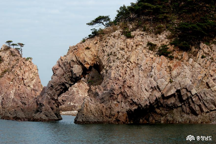 몽돌 해변과 코끼리 바위가 유명한 황금산