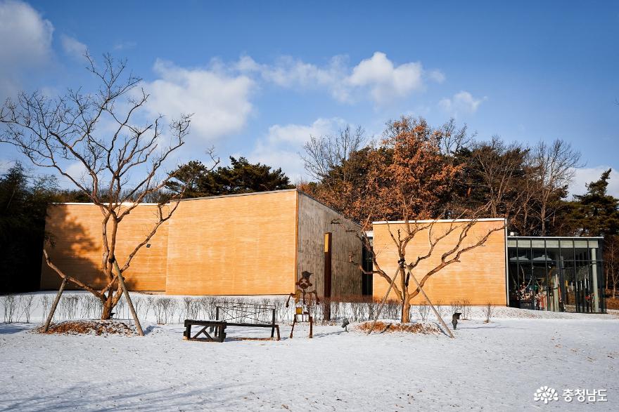 겨울 눈이 소복이 쌓인 홍성 이응노의 집에서 사진